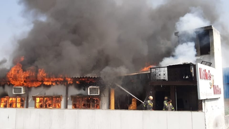 Moradabad: Massive fire Mother Kitchen restaurant, many fire brigade vehicles reached spot, chaos in market