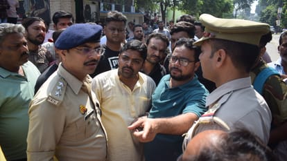 Municipal Corporation enforcement team beat up BJP councilor Uttam Saini in Meerut and five people injured