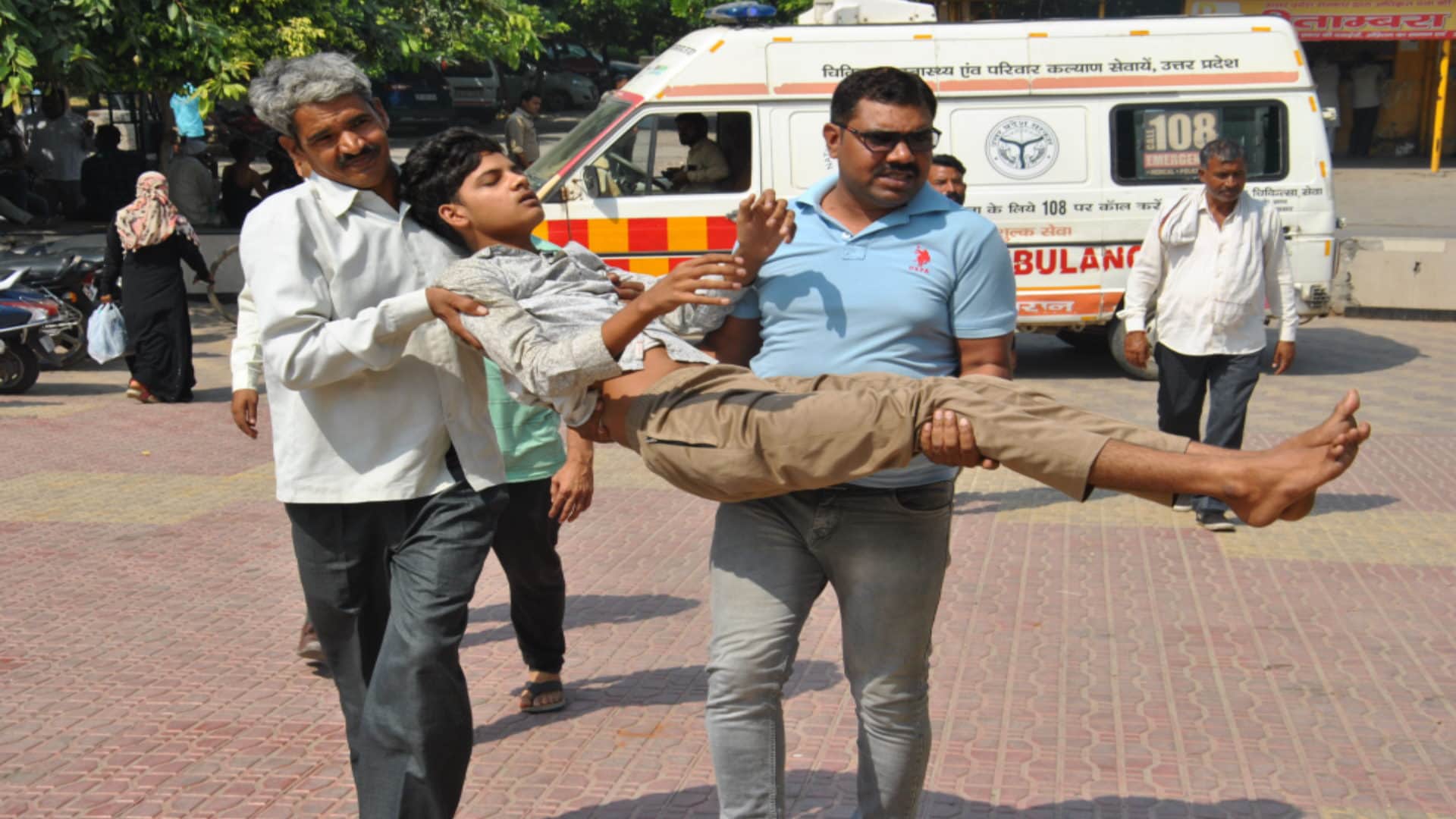 Patients are not getting facility of lift and stretcher in Meerut LLRM Medical College, photos are witness