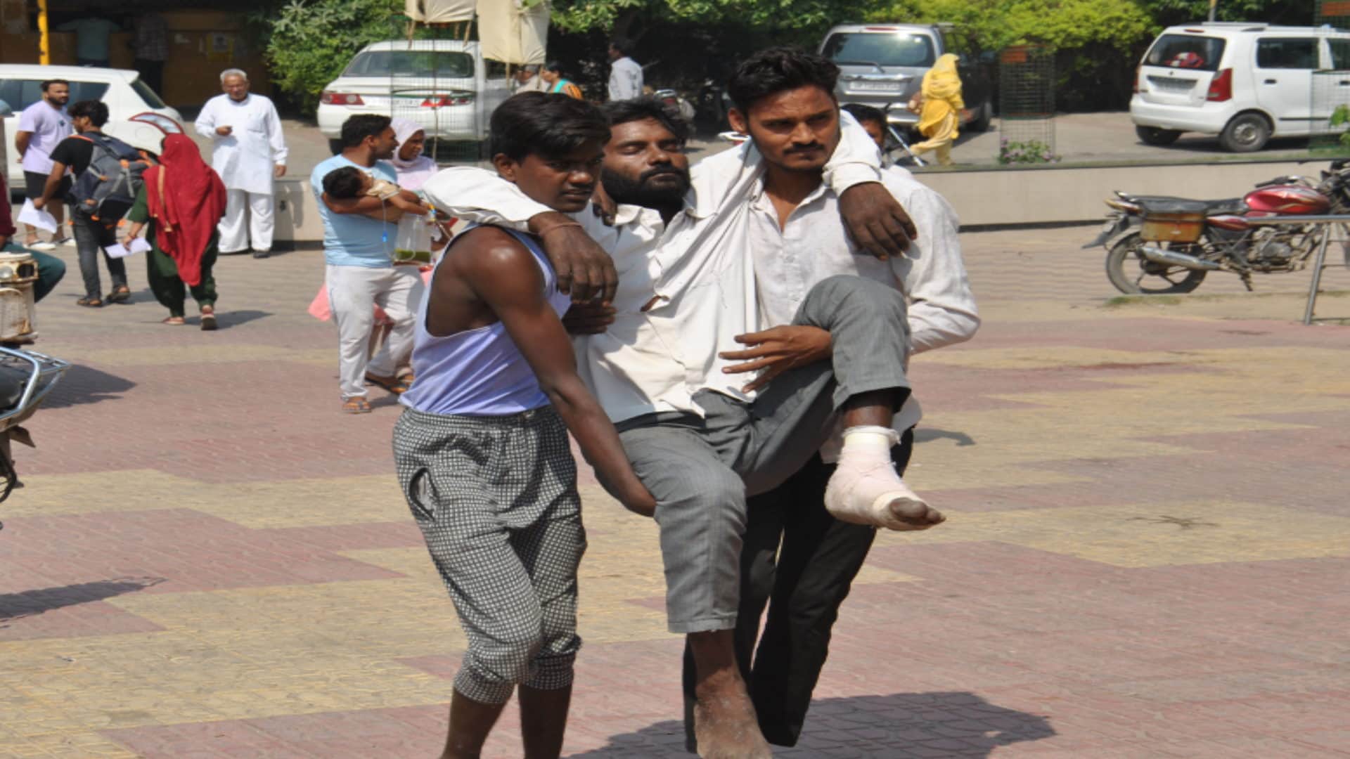 Patients are not getting facility of lift and stretcher in Meerut LLRM Medical College, photos are witness