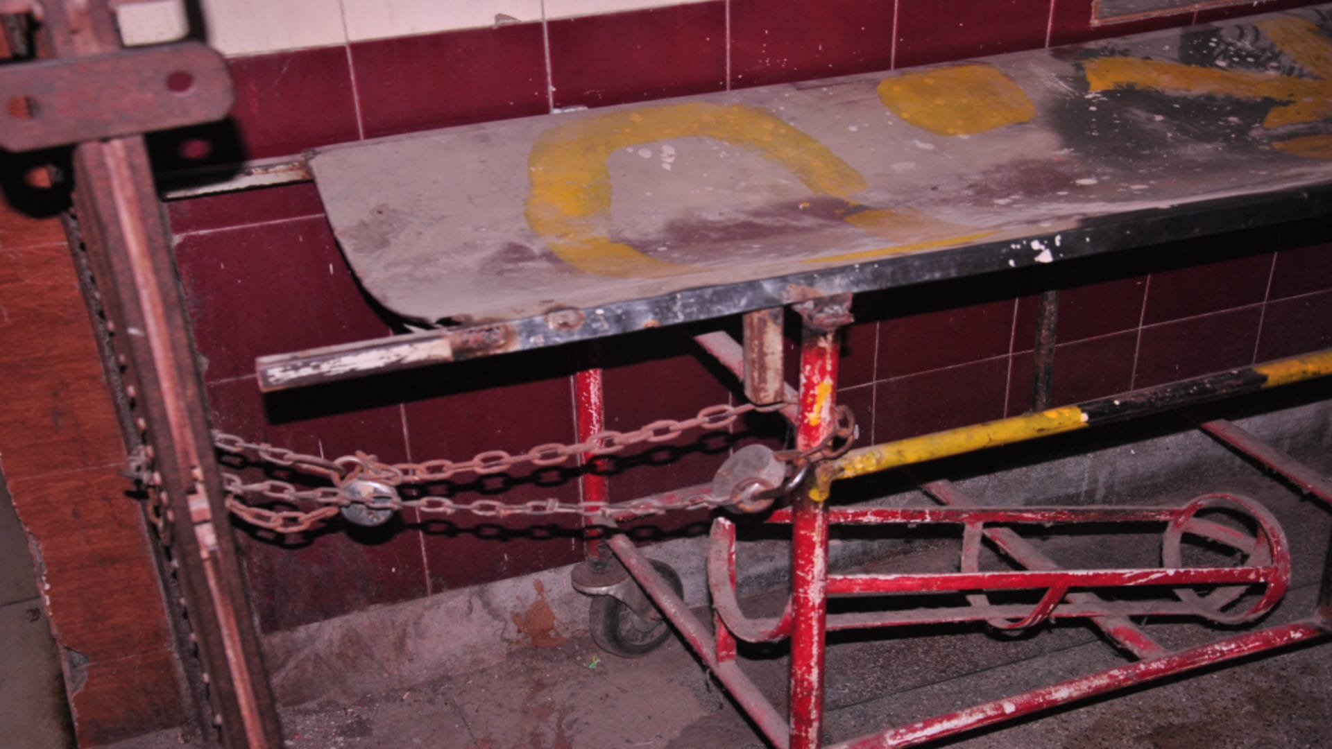 Patients are not getting facility of lift and stretcher in Meerut LLRM Medical College, photos are witness