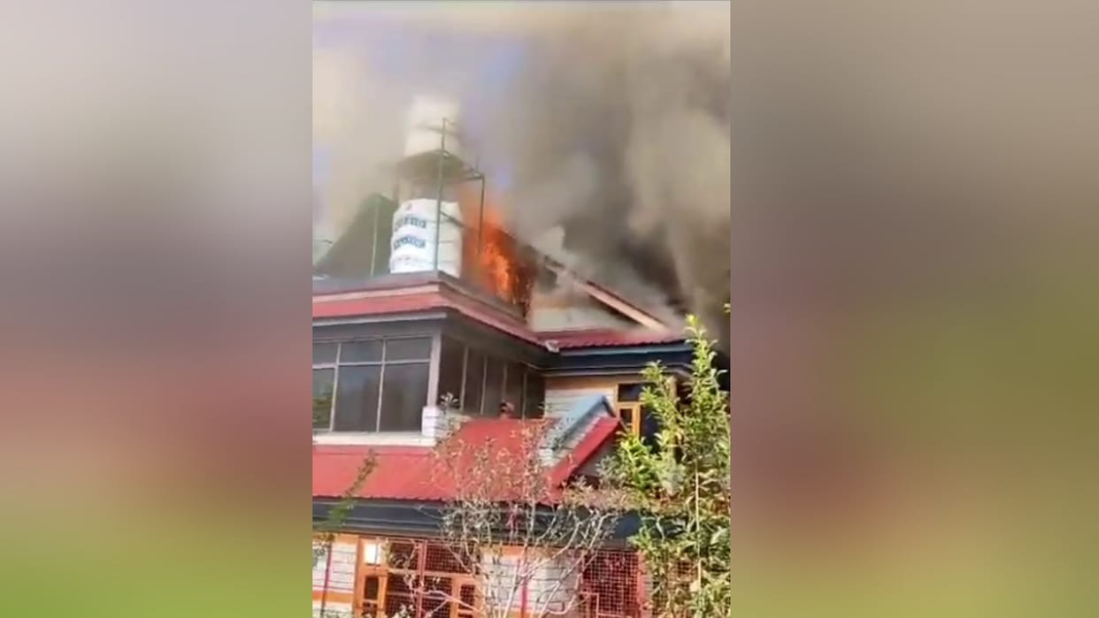 Kullu Manali News: Fire breaks out in upper floor of building in Haripur Manali
