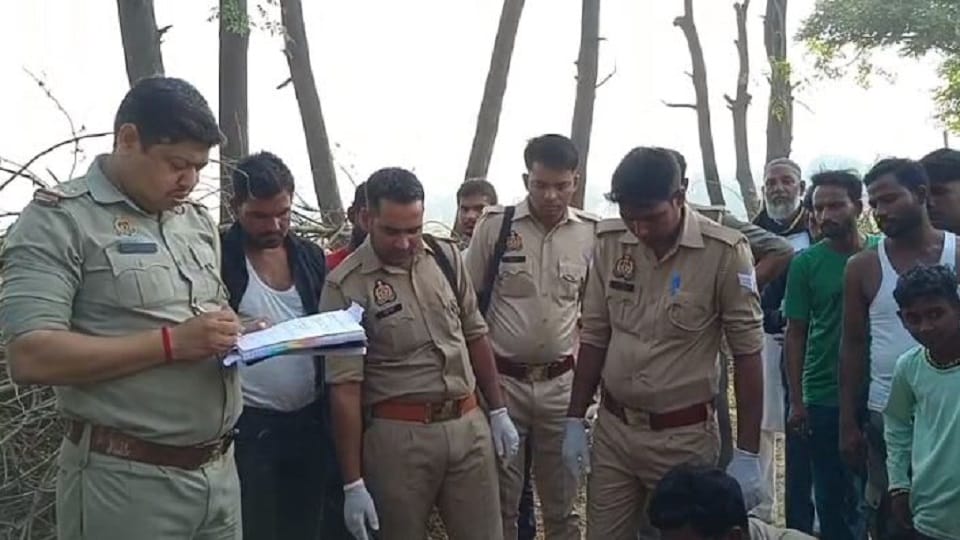 accused old man dead body found hanging from a tree in Bareilly