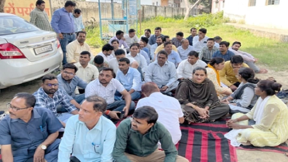 Sambhal: Jewelery and mobile female vdo seized, Panchayat secretaries of district protest against BDO