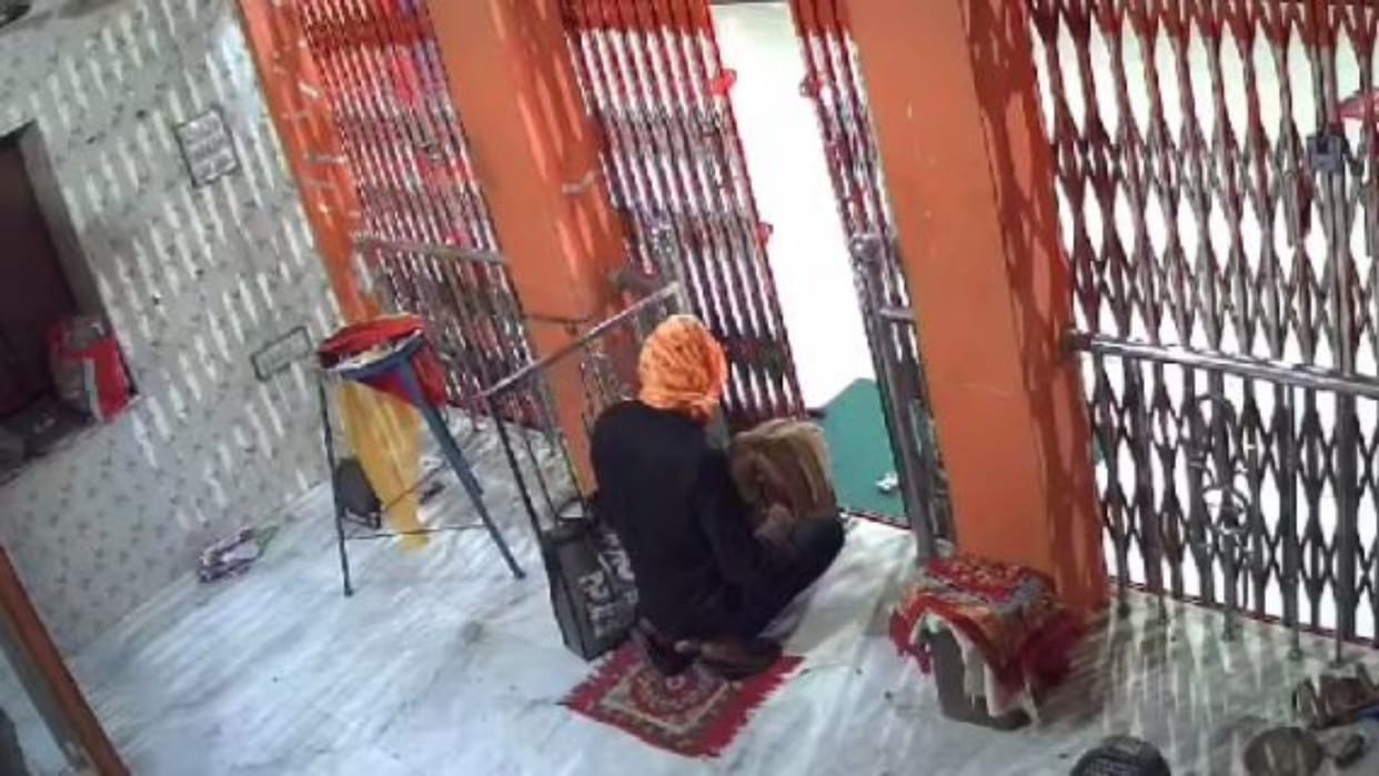 Sikar Stolen in temple then ate Prasad absconded with gold and silver umbrellas and cash