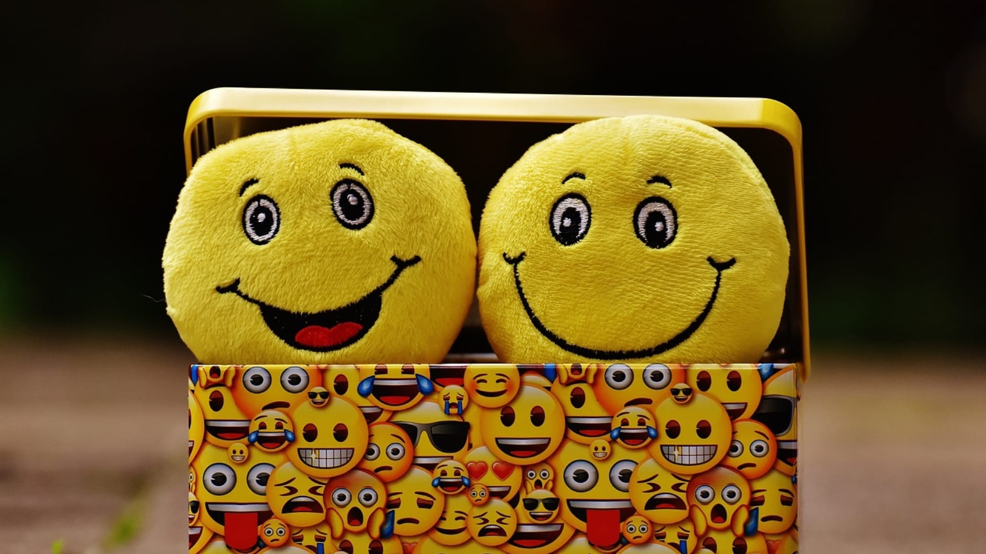 World Smile Day 2023 Who made smiley emoji know the interesting facts and history