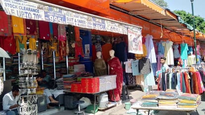 Dehradun News shops are running on Spot of toilet in Paltan Bazar