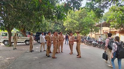 Huge uproar in BHU Students sitting on strike surrounded Vice Chancellor office threatened to commit suicide