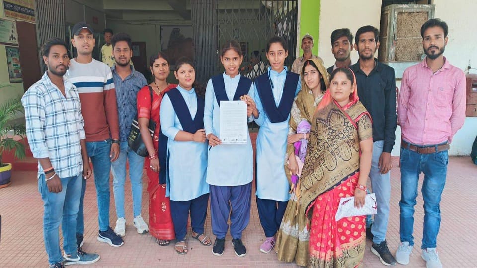 Students of Kawardha Polytechnic College open front against the principal