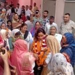 अन्नू रानी का स्वागत करते परिजन