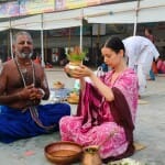 गया में पिंडदान करती यूक्रेन की युवती।