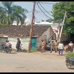 रिजवान अशरफ से कनेक्शन के संबंध में नैनी में सपा नेता सारिक के यहां छापा।