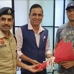 स्वागत करते हुए।