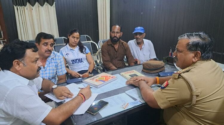 थाने पहुंचीं गोल्डन गर्ल अन्नु रानी: पुलिस को दी तहरीर, कार्रवाई की मांग, हादसे में भाई समेत दो युवक हुए घायल