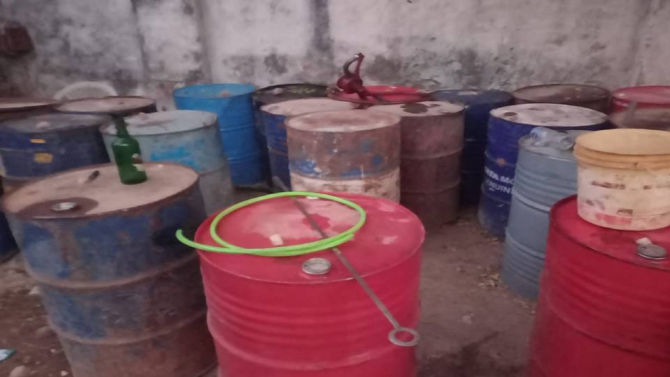 STF raid exposes manufacturing of fake petrol and diesel in Agra thousands of liters of goods recovered