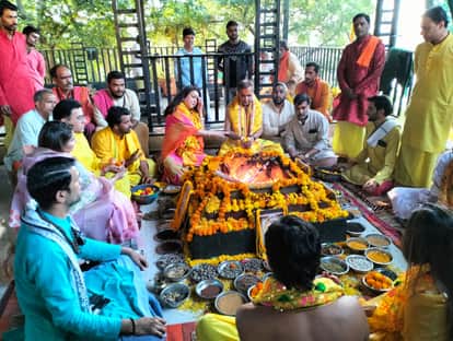 Anil Ambani reached Maa Baglamukhi temple of Nalkheda with his family, performed special havan