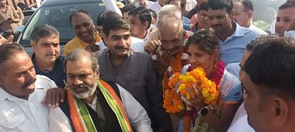 Golden Girl Parul Chaudhary reached Meerut, Union Minister Sanjeev Balyan greets with garlands