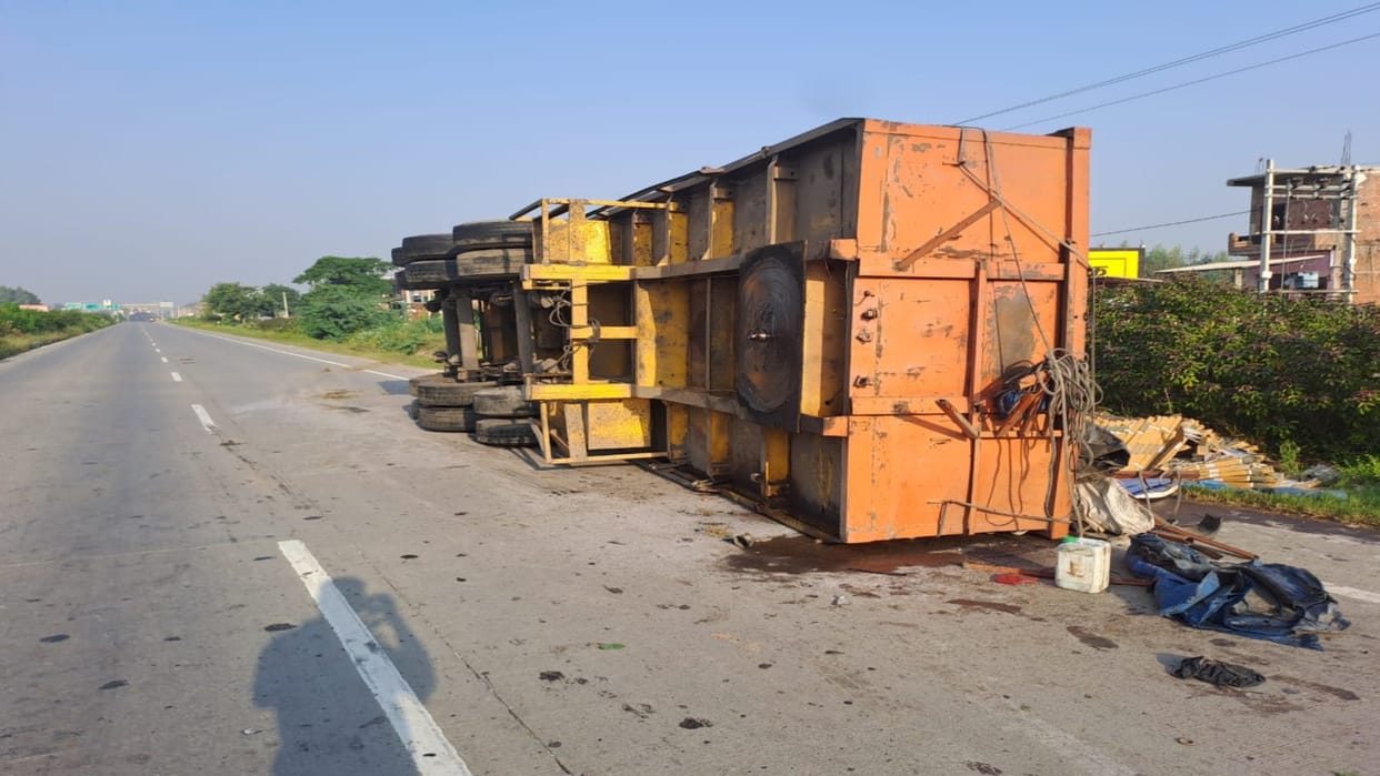Truck overturns on highway while trying to save cow, driver and cleaner narrowly escape