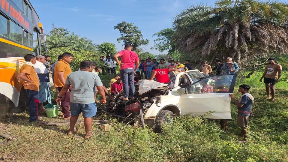 Car rider dies in massive collision between bus and car in Jagdalpur