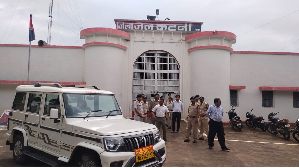 Katni News: Both accused absconding from jail arrested within 12 hours, jail guard suspended