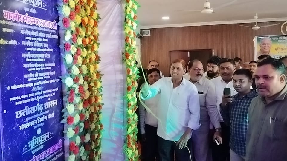 Before the elections Minister Mohammad Akbar gave a gift