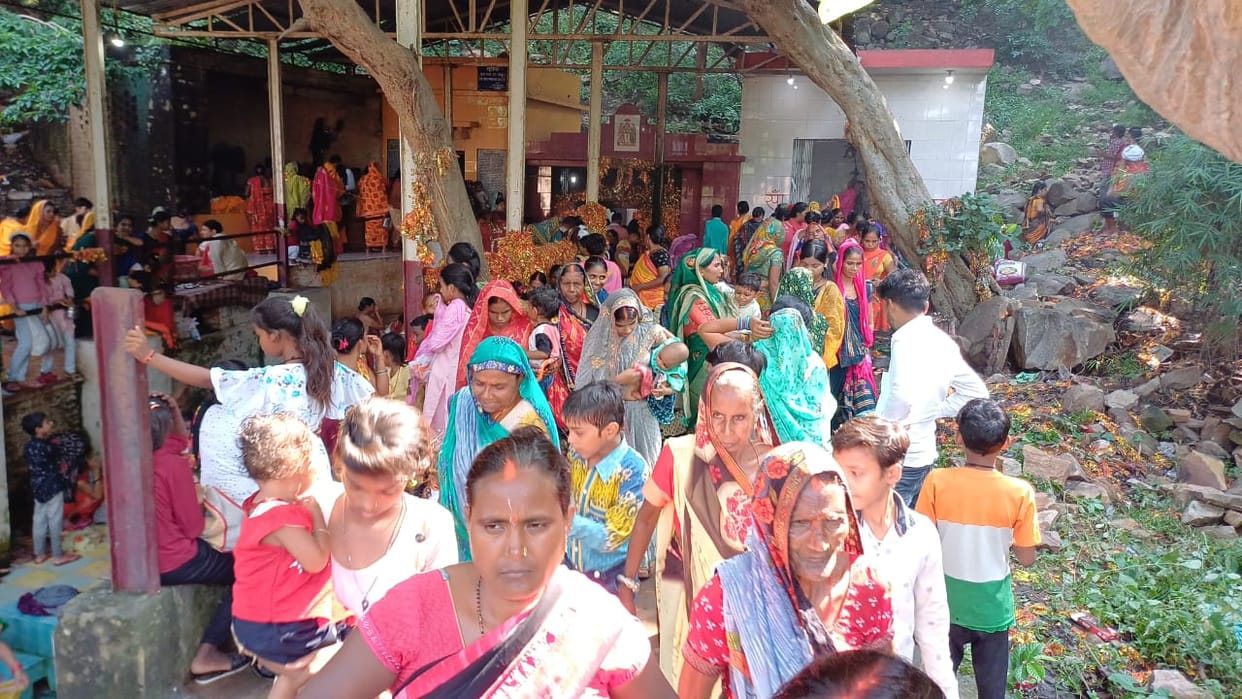 Matri Navami women offered tarpan After bathing in Sita Kund of Vindhyachal old tradition