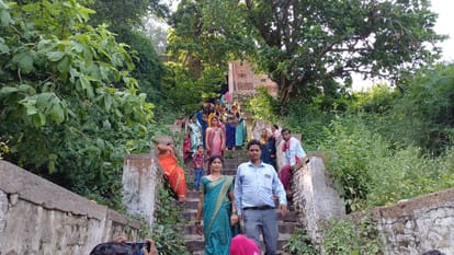 Matri Navami women offered tarpan After bathing in Sita Kund of Vindhyachal old tradition