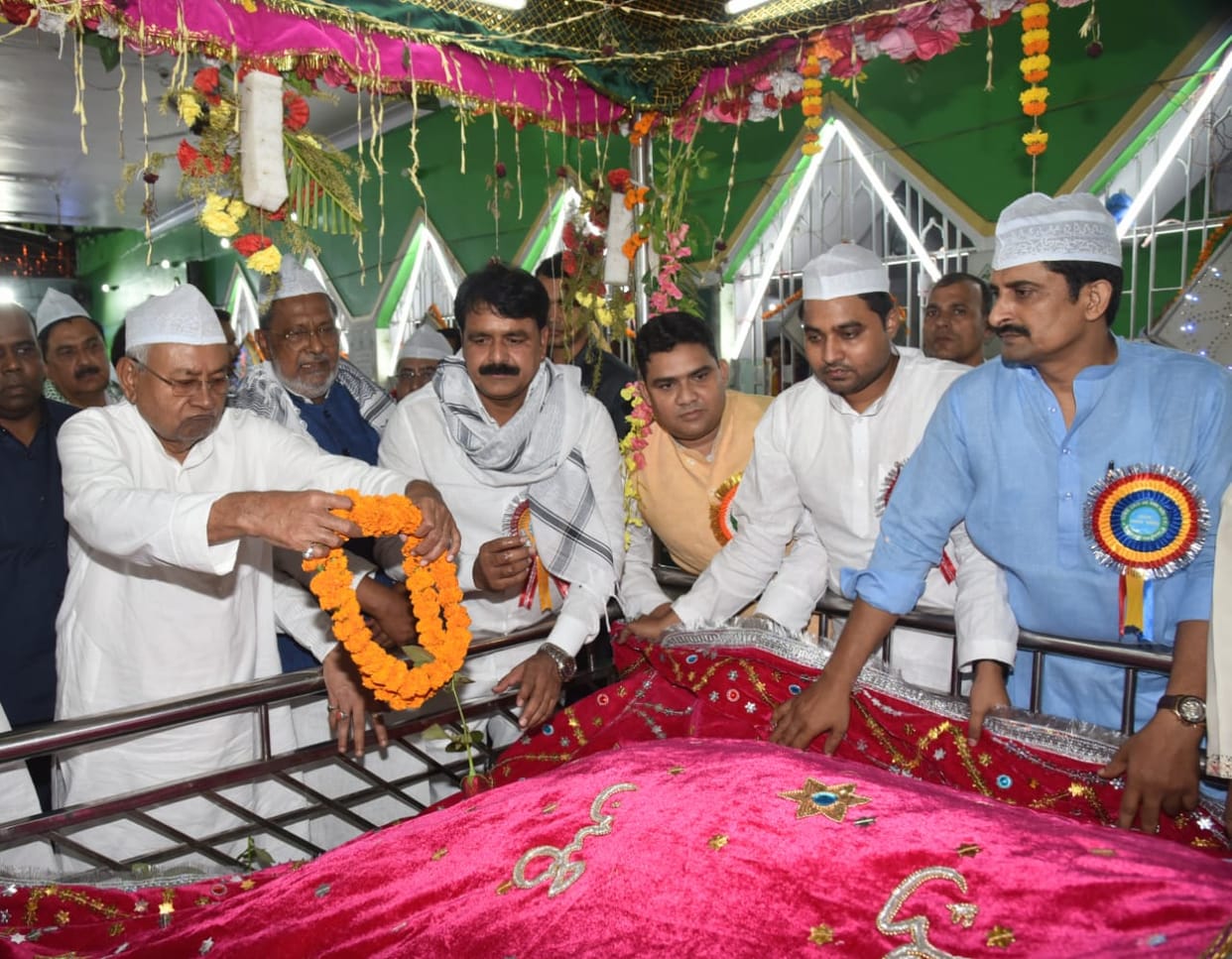 After Bihar caste census cm nitish kumar paying tribute on mazars and now nitish meeting with muslim leaders