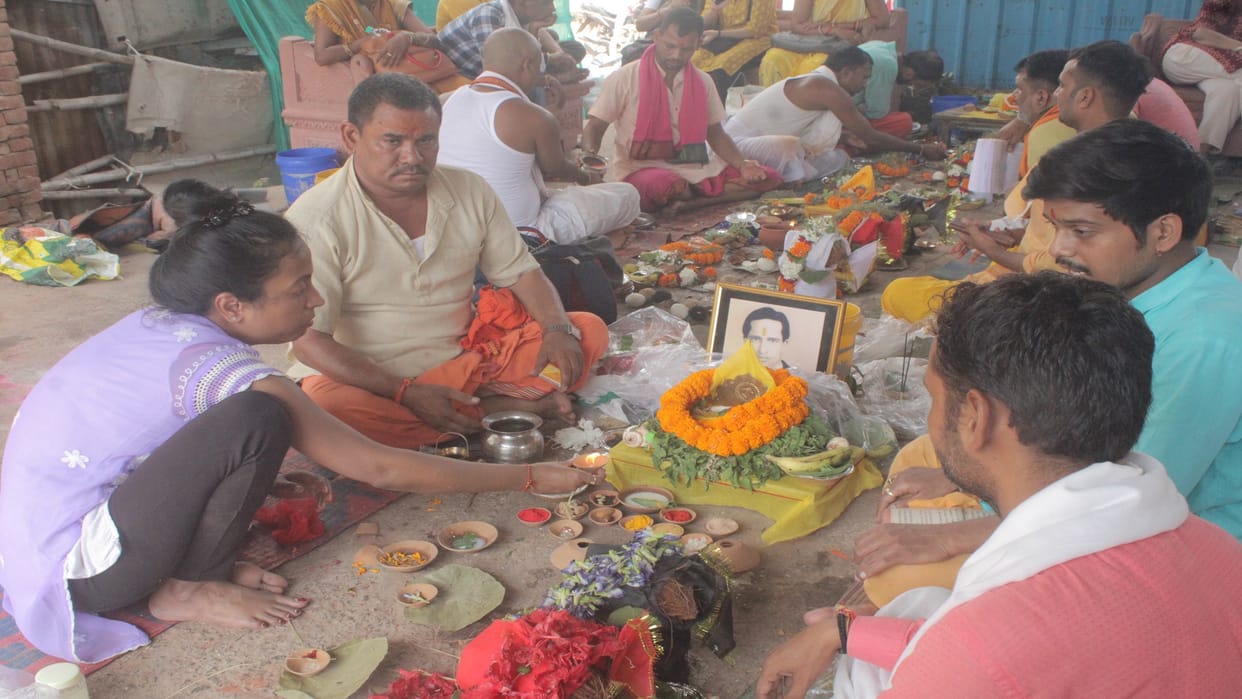 pitru paksh 2023 Rati, who came from across the seven seas, performed Tripindi Shraddha in Kashi.