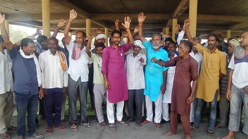Laborers working in Ananj Mandi gone on strike in Punjab