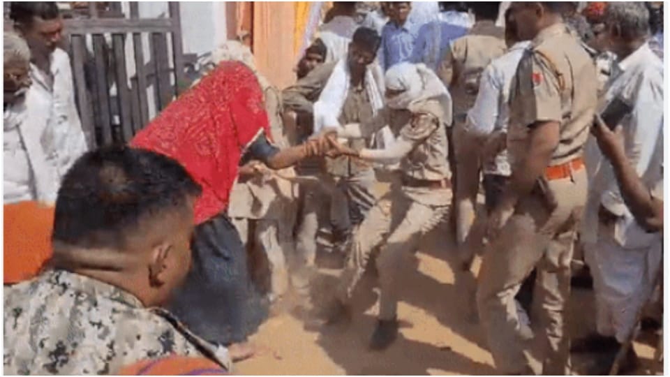 Rajasthan Election 2023 Womens showed black flags to Congress MLA Ramniwas Gavadiya in Nagaur