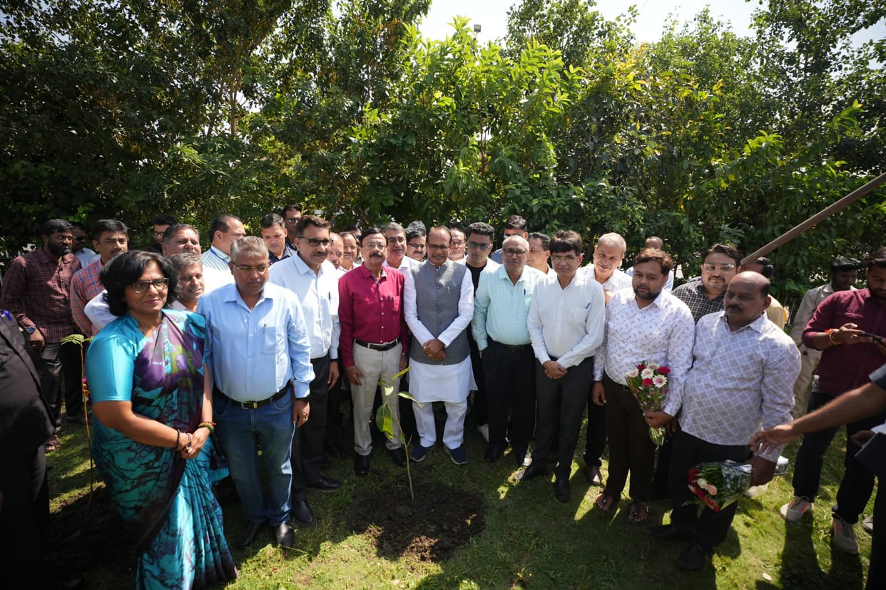 MP News: CM Shivraj flagged off seven mobile Deendayal Kitchen Centers
