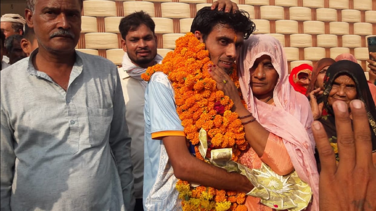 Asian Games 2023: Karthik welcomed with flowers in Saharanpur after winning medal mother emotional see her son