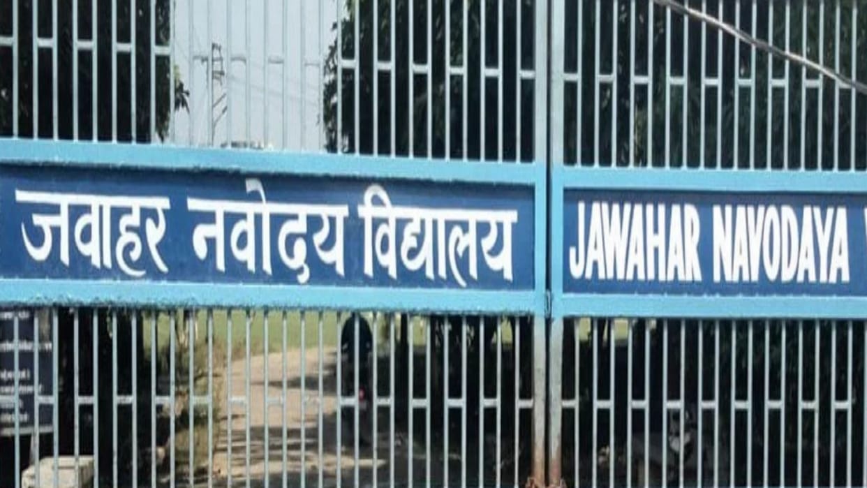 Red color was thrown on clothes of students at night in Navodaya Vidyalaya in Saharanpur, everyone is shocked