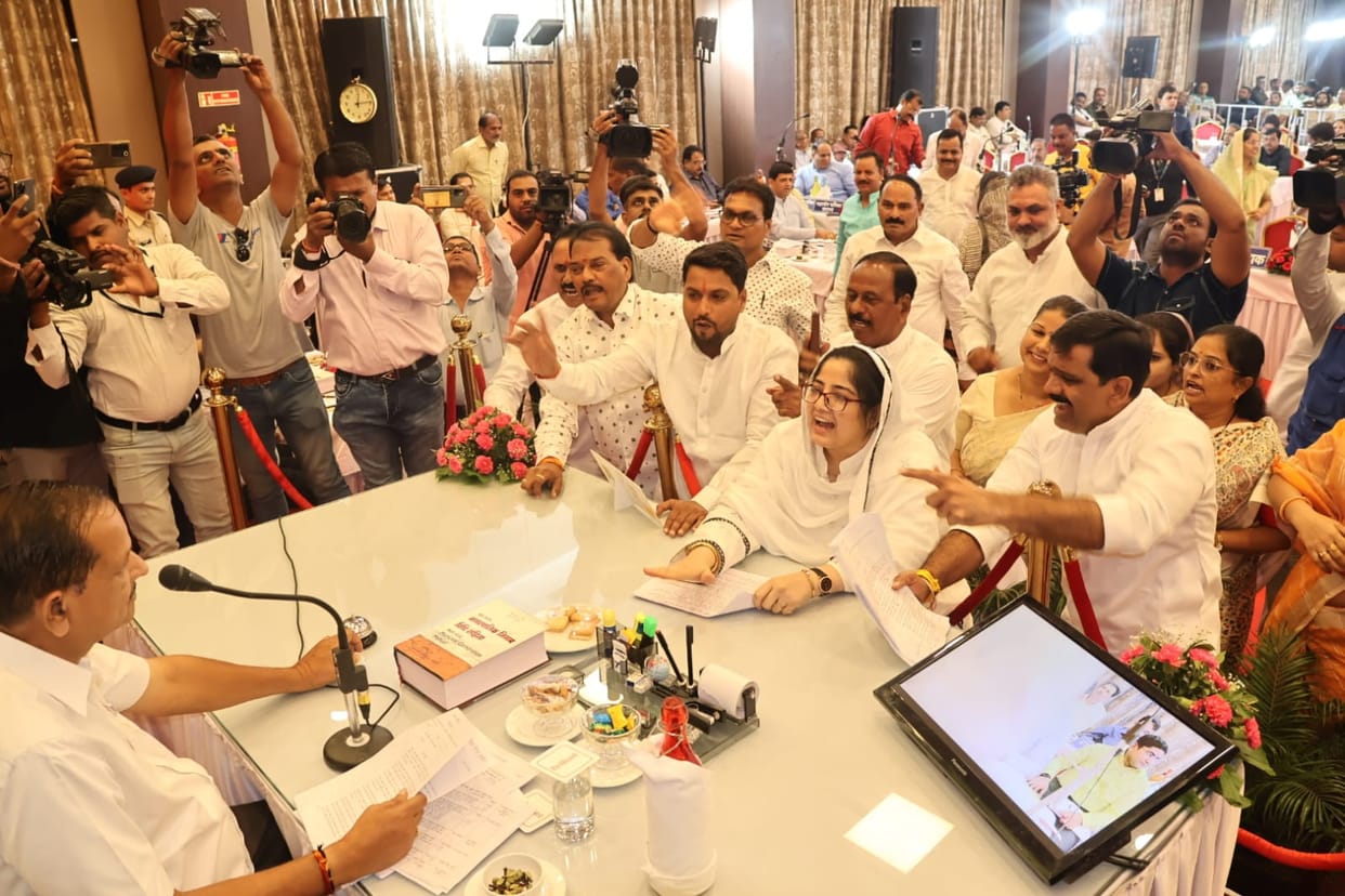 Ruckus in the conference on the issue of dirty water coming in taps, Congress councilors sitting on strike