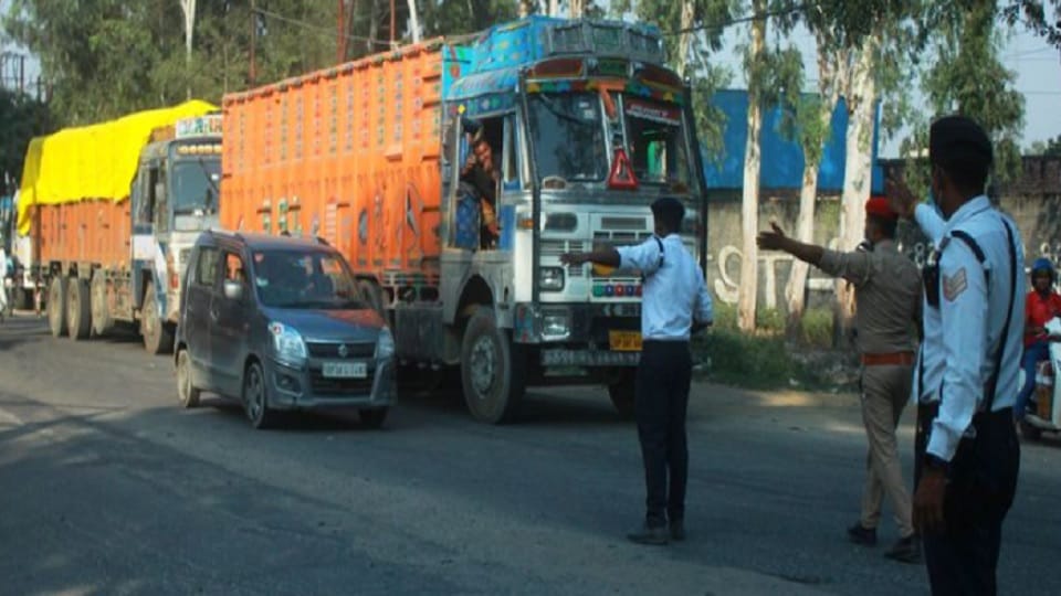 Moradabad: Sambhal road closed for a month, traffic police put up barricades