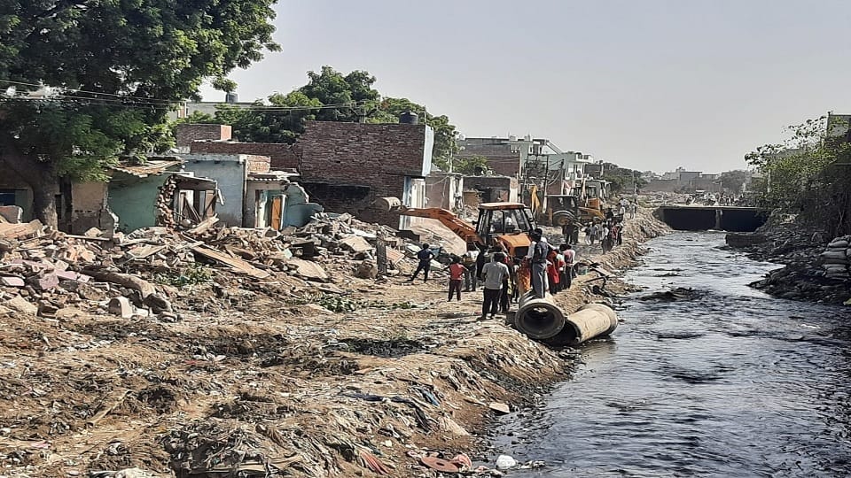 houses built illegally on banks of drain number six In Sonipat, demolition work will continue daily