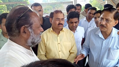 Northern Railway GM Shobhan Chaudhary inspected Roza and Shahjahanpur stations