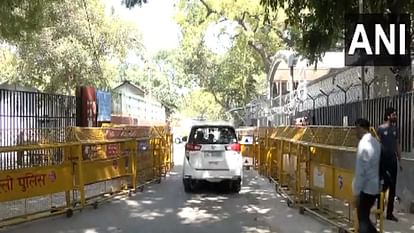 Liquor Policy Scam: ईडी ऑफिस पहुंचे संजय सिंह के करीबी विवेक त्यागी, आमने-सामने बैठकर हो सकती है पूछताछ Sanjay Singh close aide Vivek Tyagi reaches ED office updates on Liquor Policy Scam
