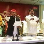 संविधान की रक्षा की शपथ लेते अखिलेश यादव व अन्य वरिष्ठ नेता