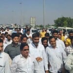 सपा नेता अतुल प्रधान के साथ गुजरते समर्थक