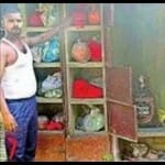श्मशान घाट में रखीं अस्थियां दिखाता सेवादार।