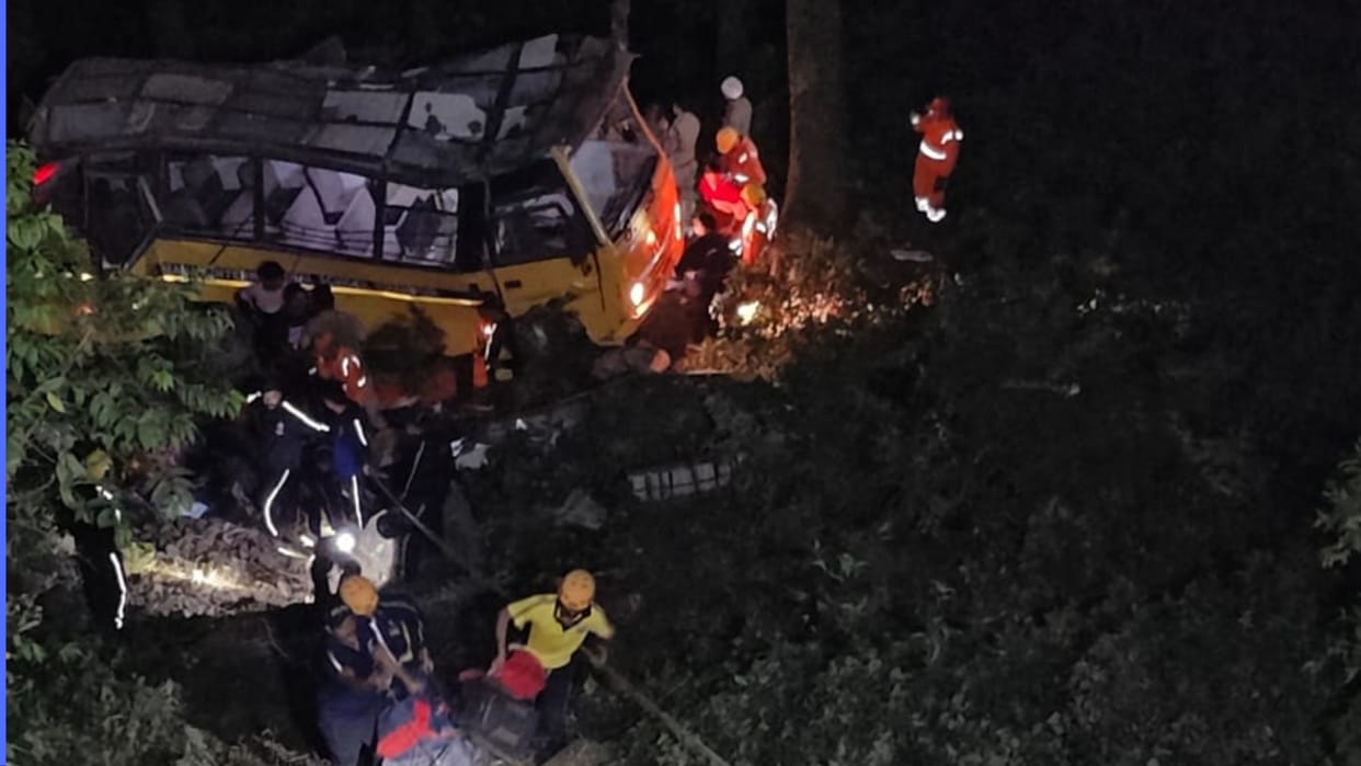 school staff bus from Hisar fell into ditch in Nainital