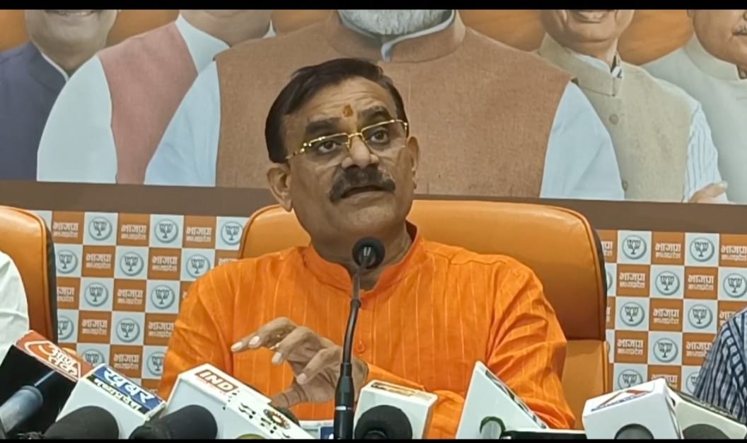MP Election: Everyone knows who Dashanan is, BJP angry over writing, VD said - Digvijay is the brand ambassado