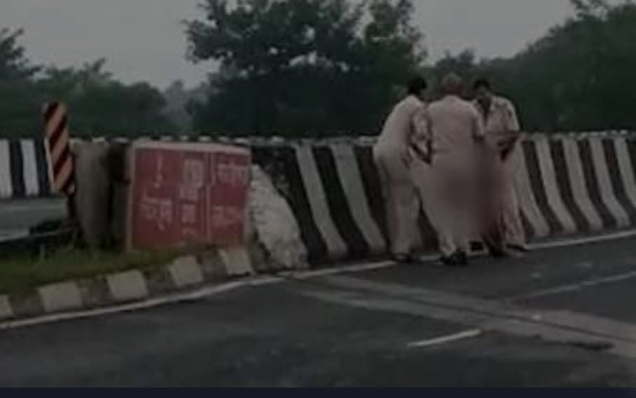 In Muzaffarpur, police threw dead body in the canal, person died in a road accident, video viral, Bihar Police