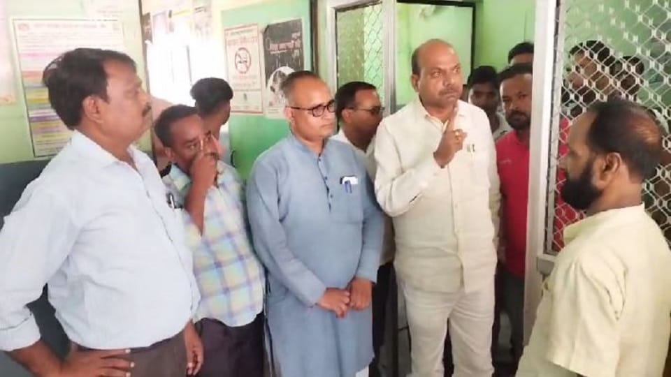 Government hospital staff asked money from patient's family for treatment in Lakhimpru Kheri
