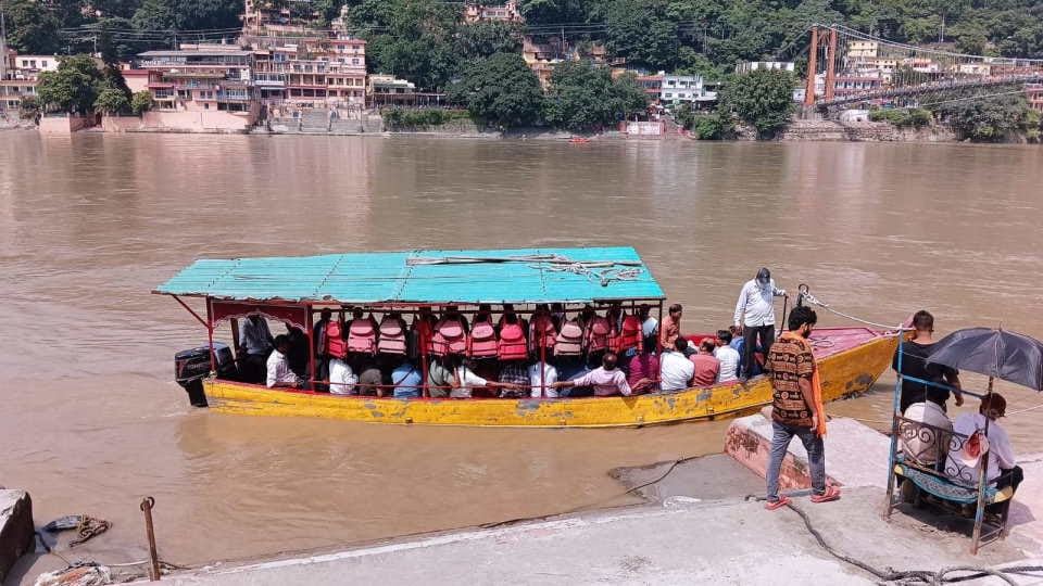 Rishikesh News Motor boat operators taking tourists across Ganga without wearing life jackets