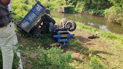 MP News: Tractor-trolley filled with laborers picking cotton in the fields overturned, three died on the spot,