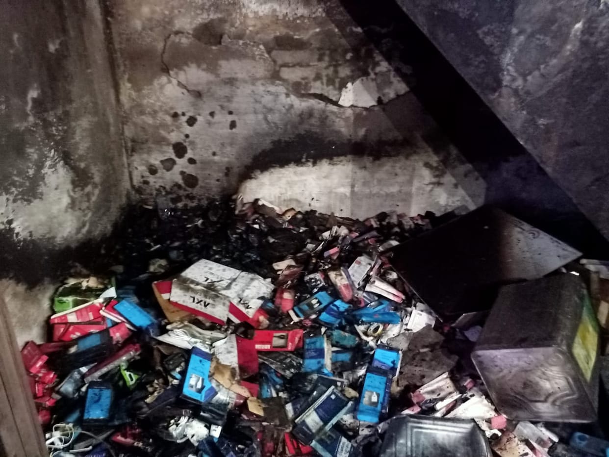 Fire broke out in mobile and sweet shop in chandauli goods worth thousands were burnt to ashes