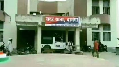 Criminals escaped by robbing cash and mobile including bike from a young man by showing pistol in Darbhanga
